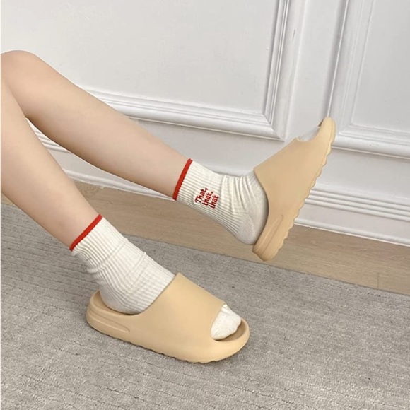 Unisex Pillow Slide Slippers - Picture 4 of 10